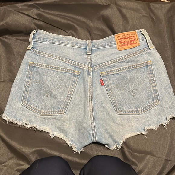 Levi denim shorts size 25. Great condition. - Picture 2 of 3